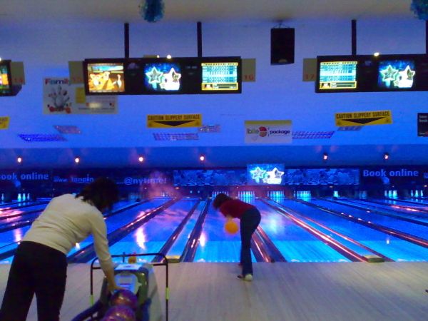 The smartass wife bowling The smartass wife bowling